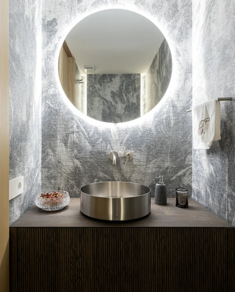 Detalle de baño acero inoxidable y grifería Gessi integrada en vivienda en Tres Torres, Barcelona