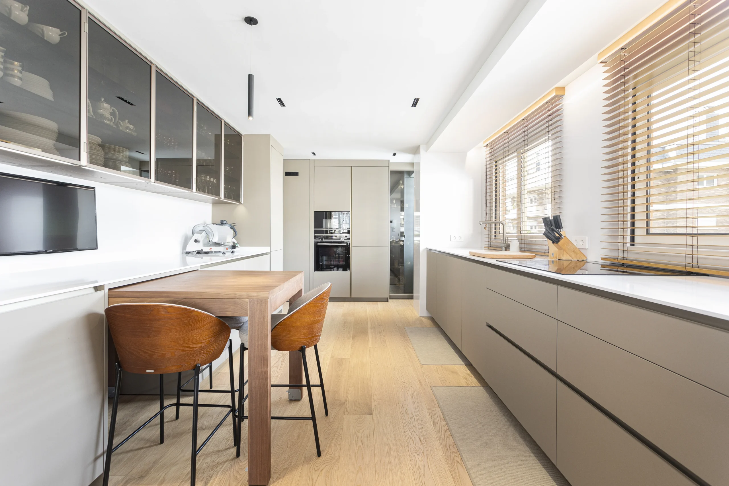 Cocina de vivienda reformada de alta gama Poliform en Tres Torres, Barcelona