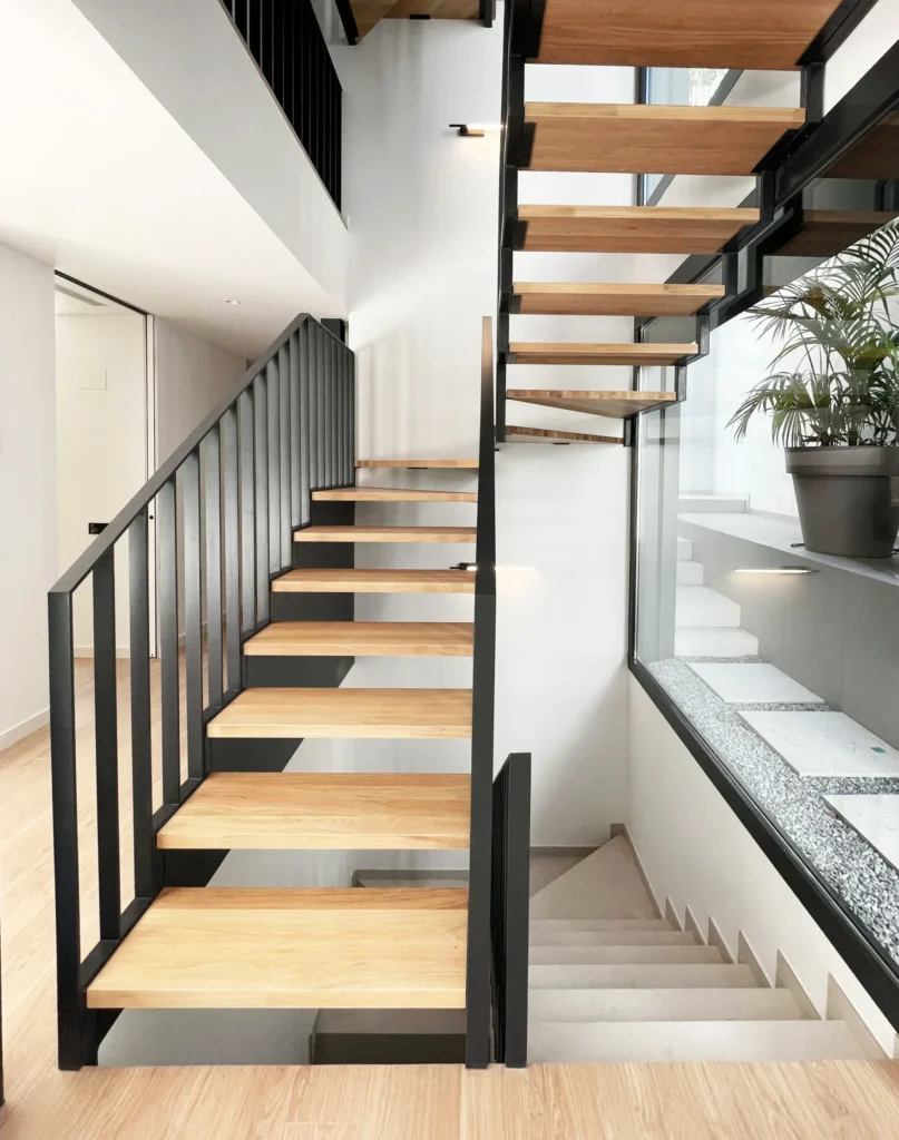 Escalera interior de vivienda contemporánea diseñada por Cristina Kamacho